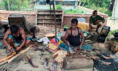 ব্যস্ততা বেড়েছে আমতলীর কামারপট্টিতে
