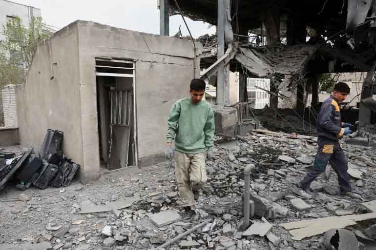 তেহরানে ইসরায়েলি বোমাবর্ষণ ও বিদ্যুৎ বিপর্যয়, চরম উত্তেজনা