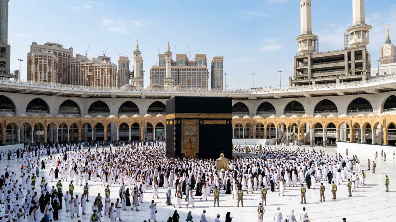 কাবা শরীফের গিলাফ কাটার চেষ্টায় তুর্কি নারী আটক