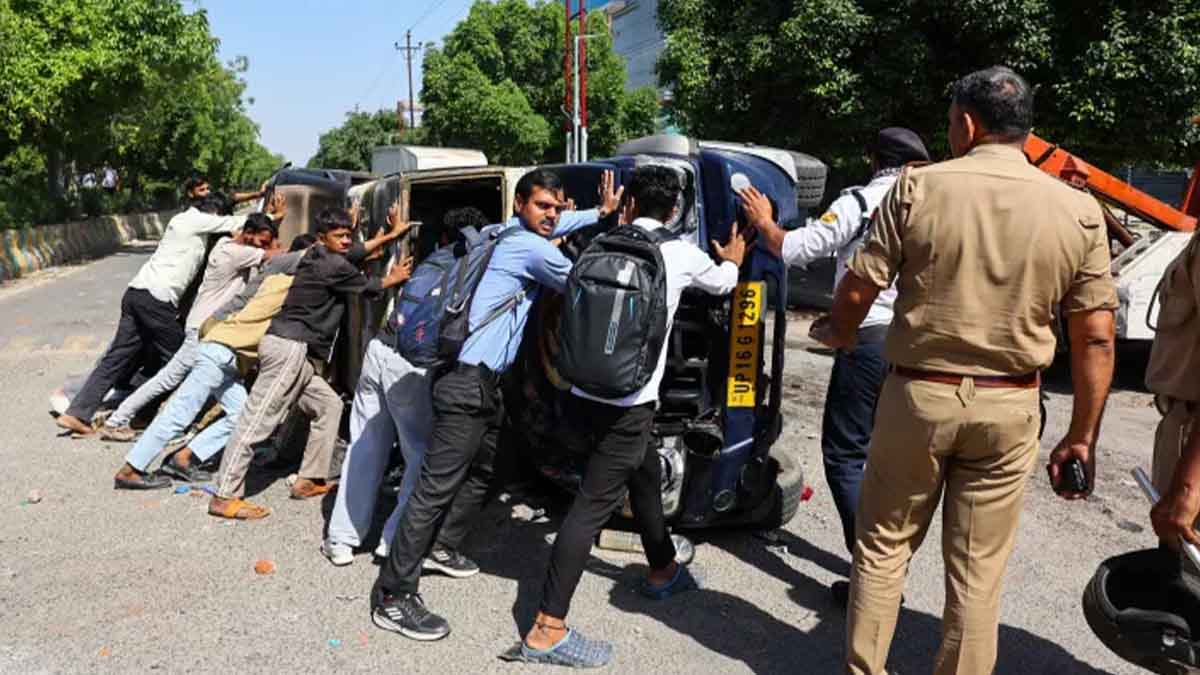Police Fire Tear Gas at Noida Workers Demanding Higher Wages