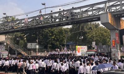 Dhaka College students block Science Lab intersection, demand continuation of higher secondary classes