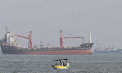 হরমুজ প্রণালীতে জাহাজডুবি: ইরানি হামলা বৃদ্ধির তীব্র উদ্বেগ