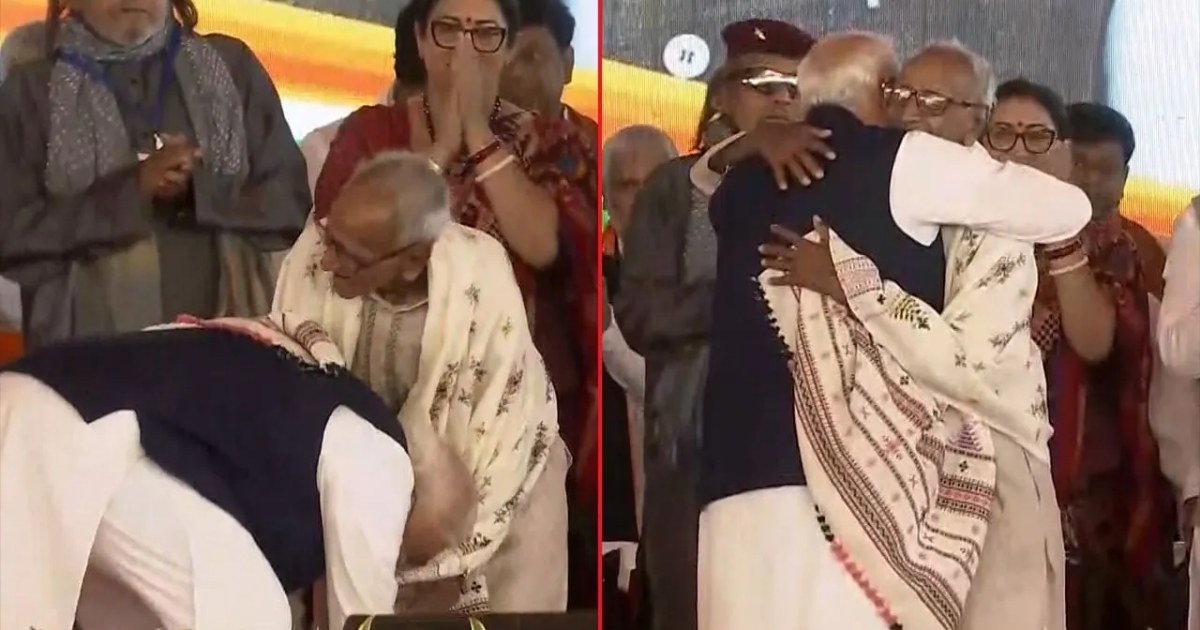 ৯৭ বছরের নেতার পা ছুঁয়ে প্রণাম করলেন মোদী