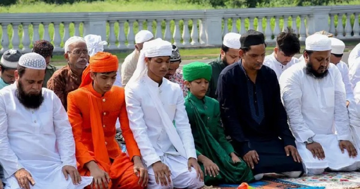 কলকাতায় রাস্তায় জুমার নামাজে বাধা: রাজাবাজারে চরম উত্তেজনা