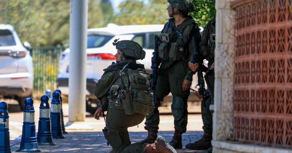 One dead and five injured in central Israel shooting