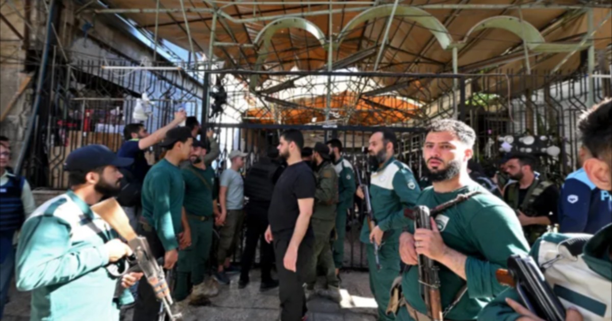 Mourners bury victims of deadly Damascus cafe bombing